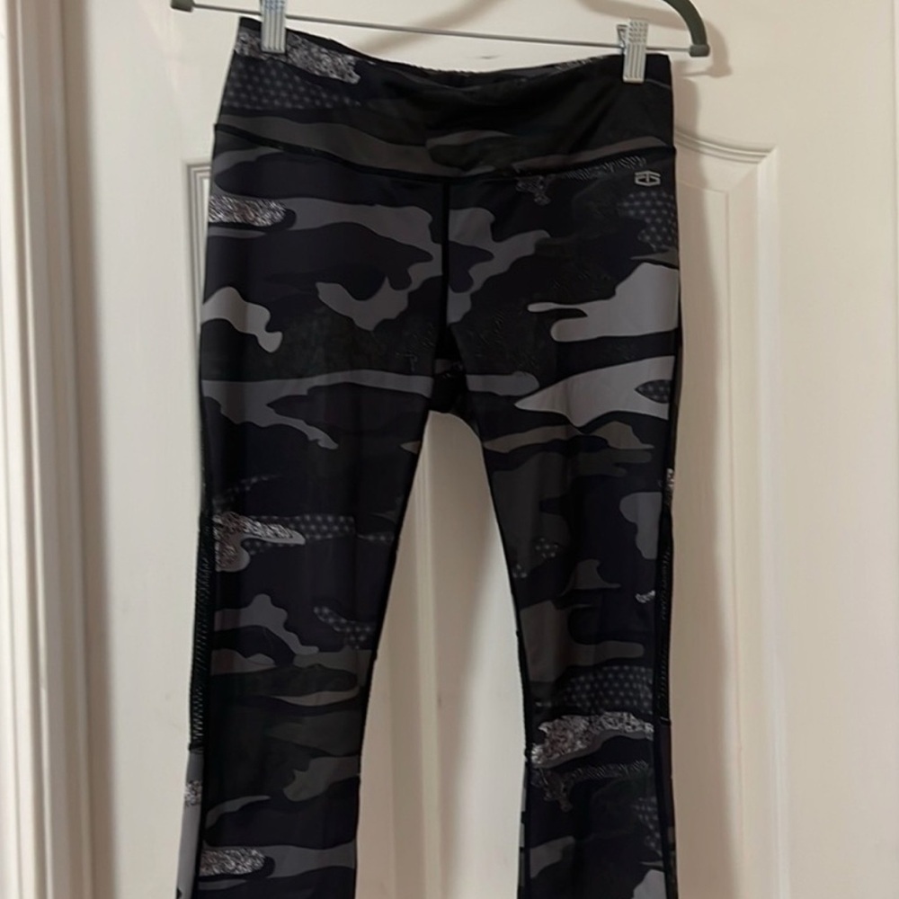 TAPOUT Camo Athletic Crop Leggings - Size Med - Great Condition